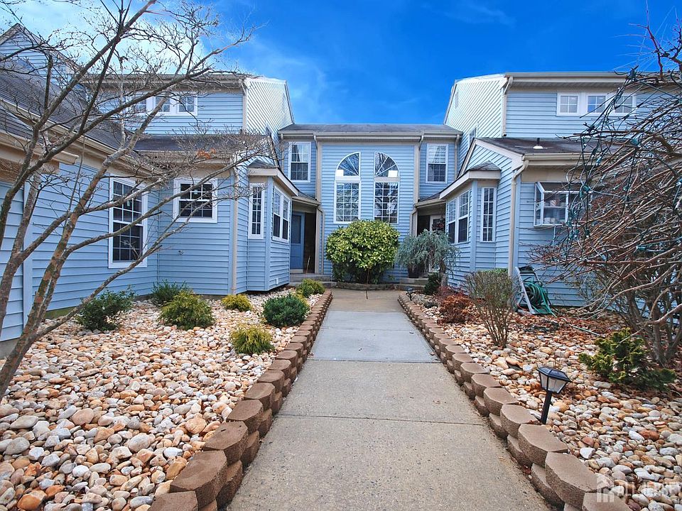 1st image of 5 Cambridge Dr #D