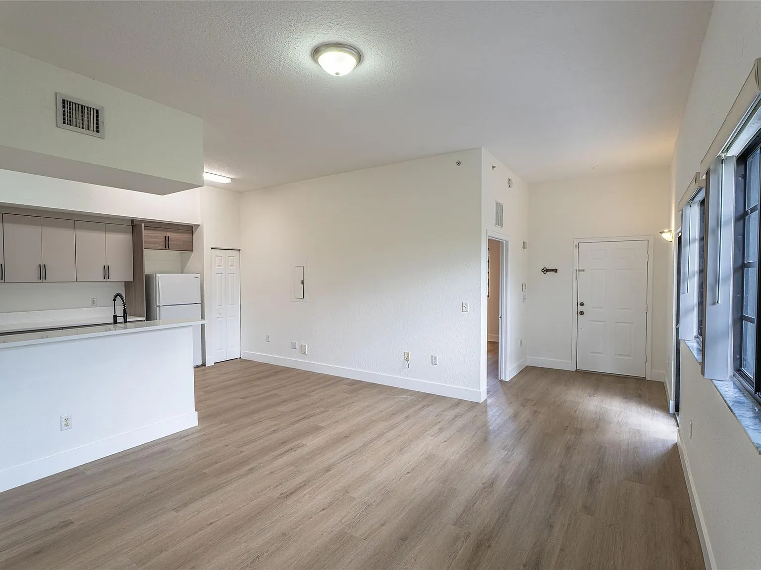 3 bed, 2.0 bath, 1250 sqft, $2,500 — Photo 3