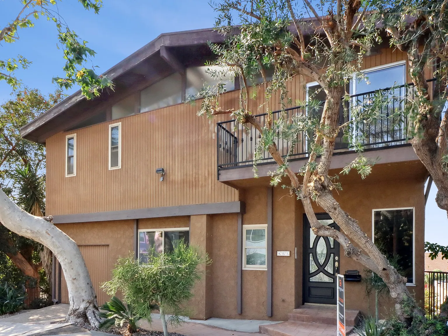 401 Pershing Dr — Photo 2