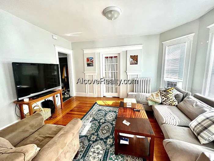 4 bed, 1.0 bath, $4,800 — Photo 2