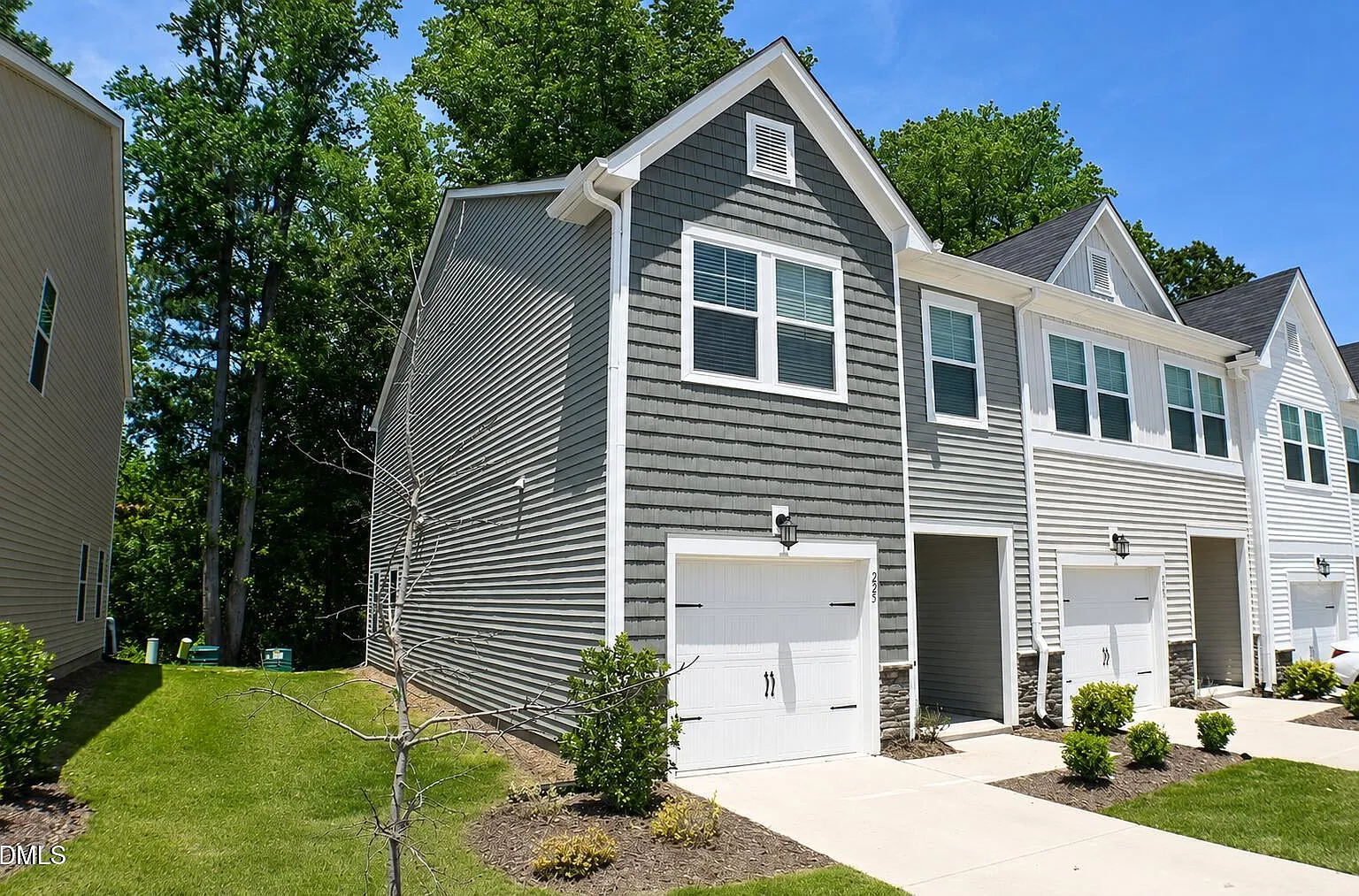 3 bed, 1581 sqft, $1,900 — Photo 2
