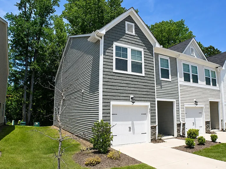 225 Peebles Dr — Photo 2