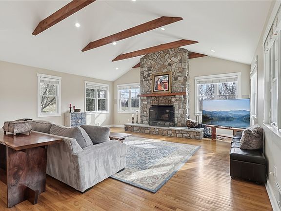 3rd image of 964 Thorn Run Rd