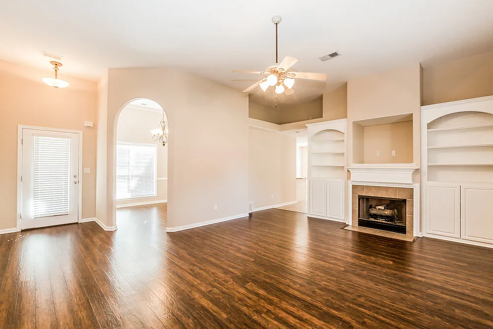 3 bed, 2.0 bath, 2200 sqft, $2,315 — Photo 3