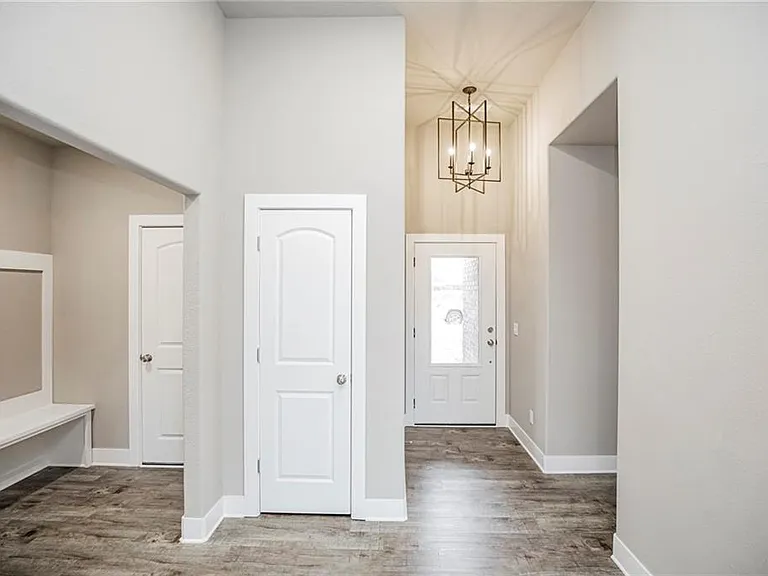 1048 Parker Ln — Photo 2