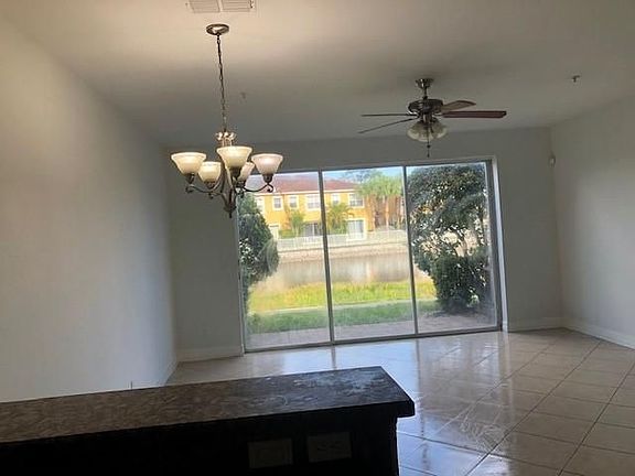 3rd image of 1018 Pipers Cay Dr #111