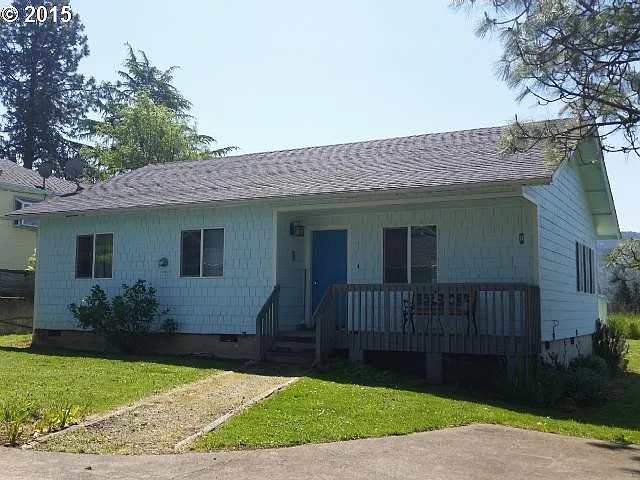 446 E 1st St photo 1