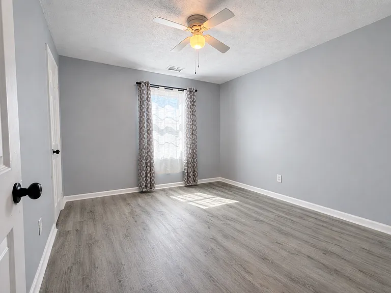 Upper floor - Secondary bedroom n2