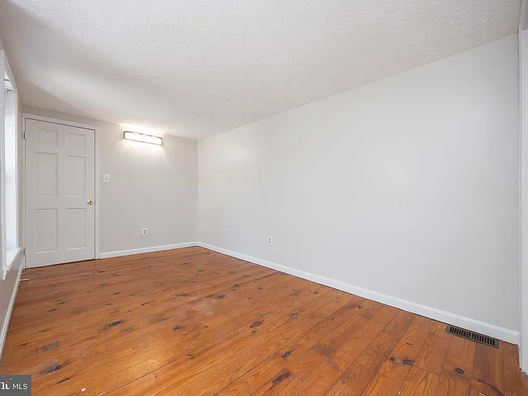 206 E Cross St — Photo 18