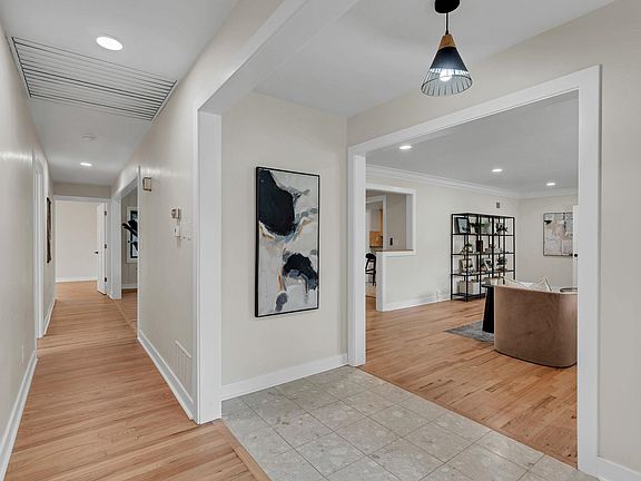 4th image of 28 S Colonial Ct