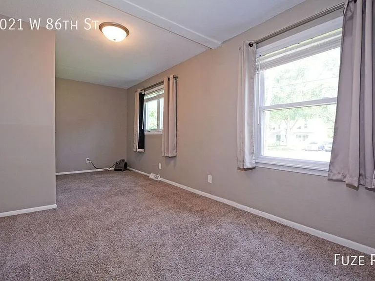 1021 W 86th St — Photo 17