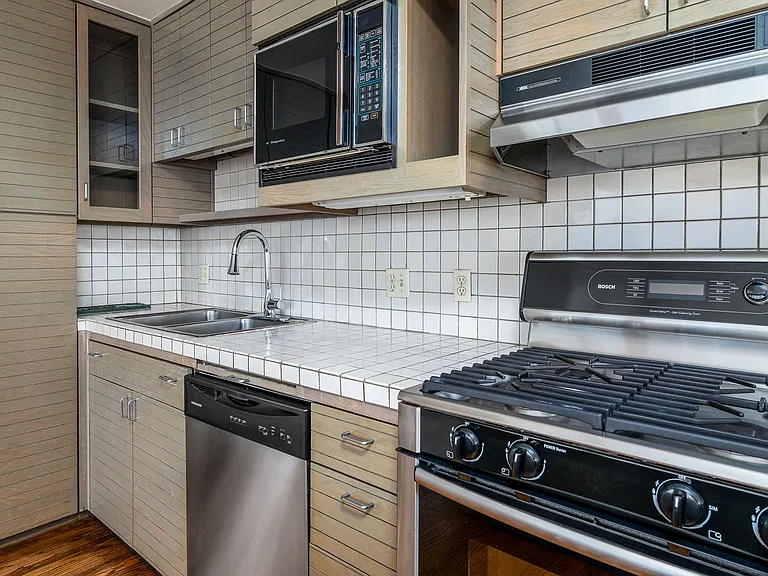 60-62 Grenard Apartments — Photo 6