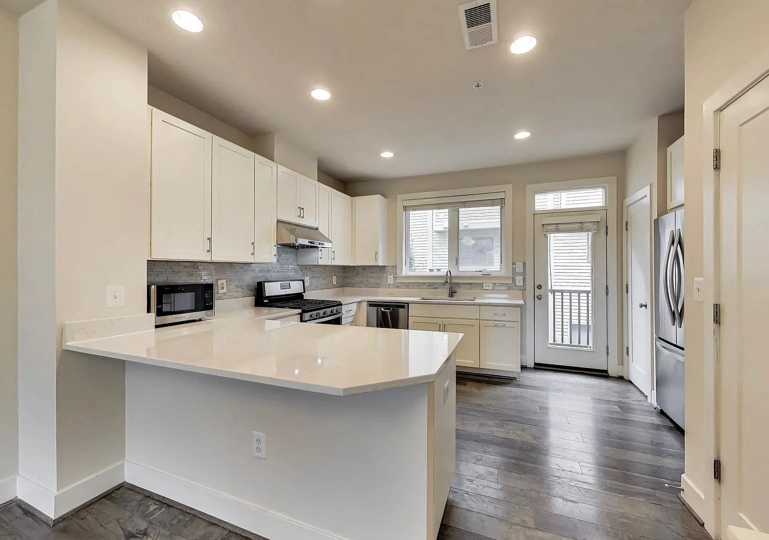 3 bed + 3.5 BA Beautiful "near new" TH w/ Roof Top Deck — Photo 4