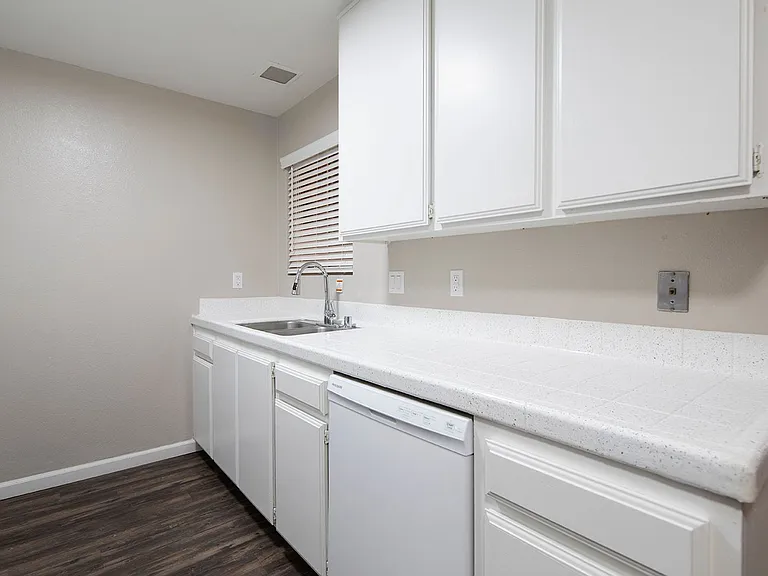 Madison Court Apartments — Photo 28