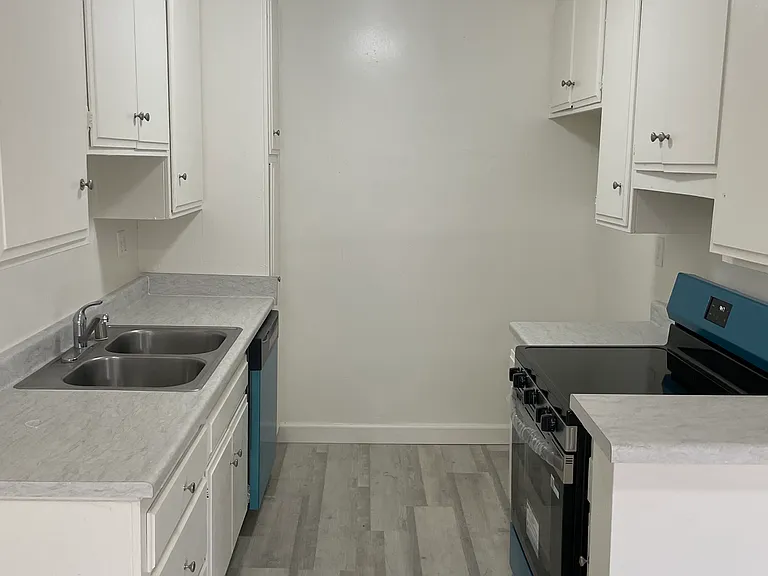 Parthenia Court Apartments — Photo 4