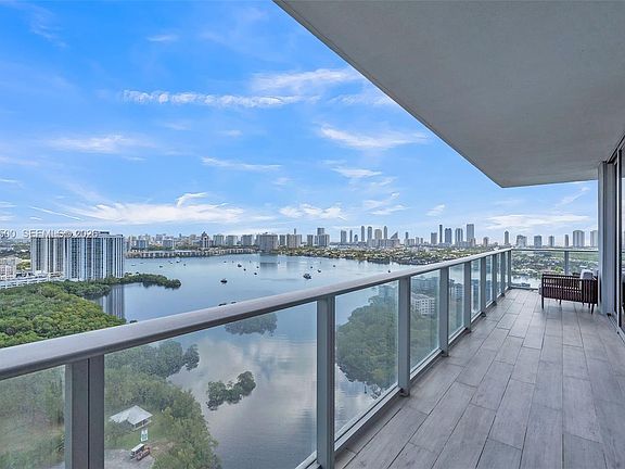 2nd image of 16385 Biscayne Blvd Unit 2707