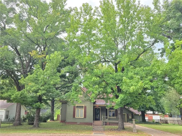 1002 E Main St, Cherryvale, KS 67335