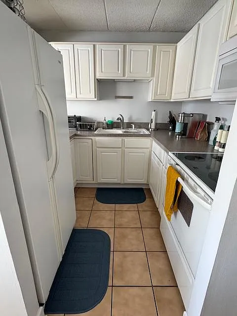 Kitchen - 711 W Gordon Ter #502