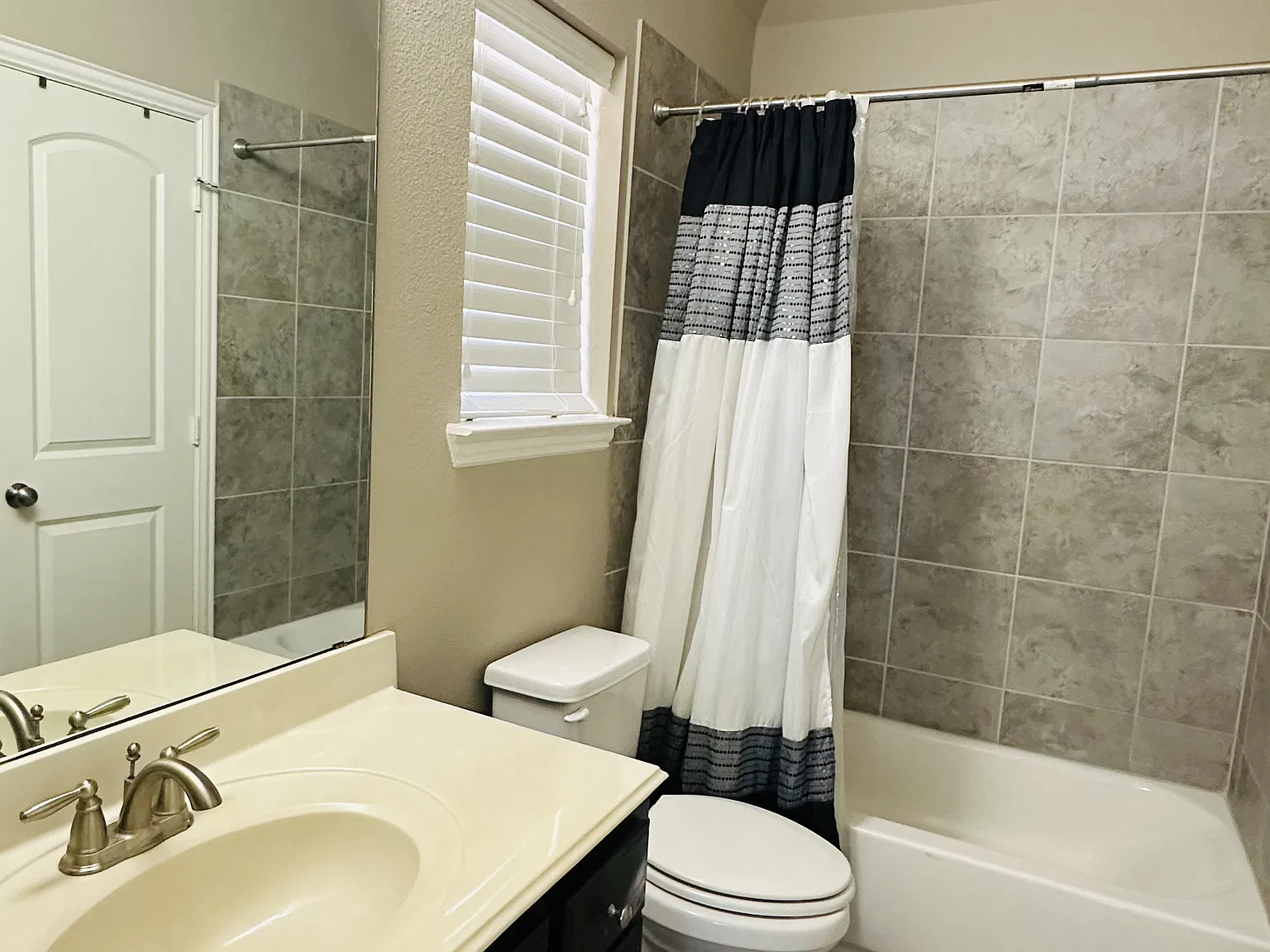 5 bed, 3797 sqft, $4,700 — Photo 4