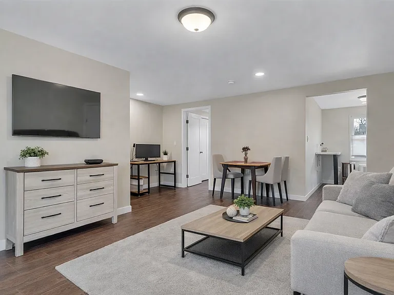 102A Hastings Ave — Photo 3