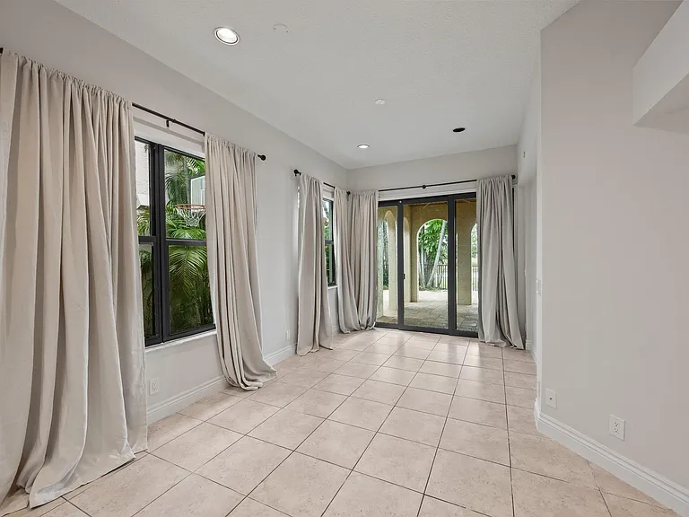 2055 Regents Blvd — Photo 15