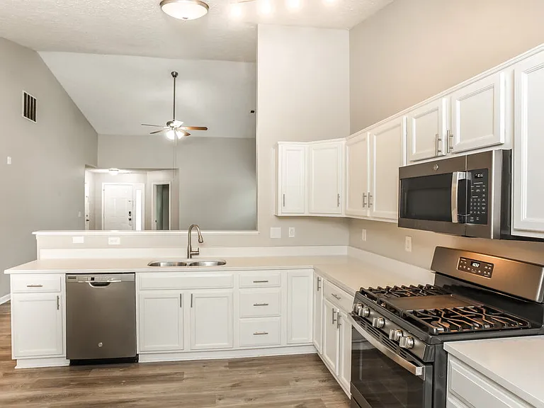 5765 Arlington Dr — Photo 8