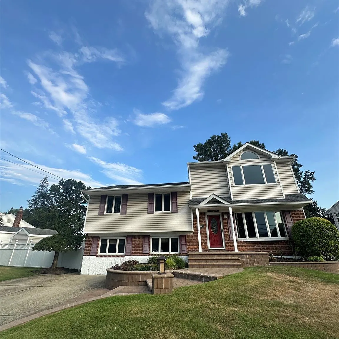 4 bed, 3.0 bath, 2200 sqft, $6,600 — Photo 1