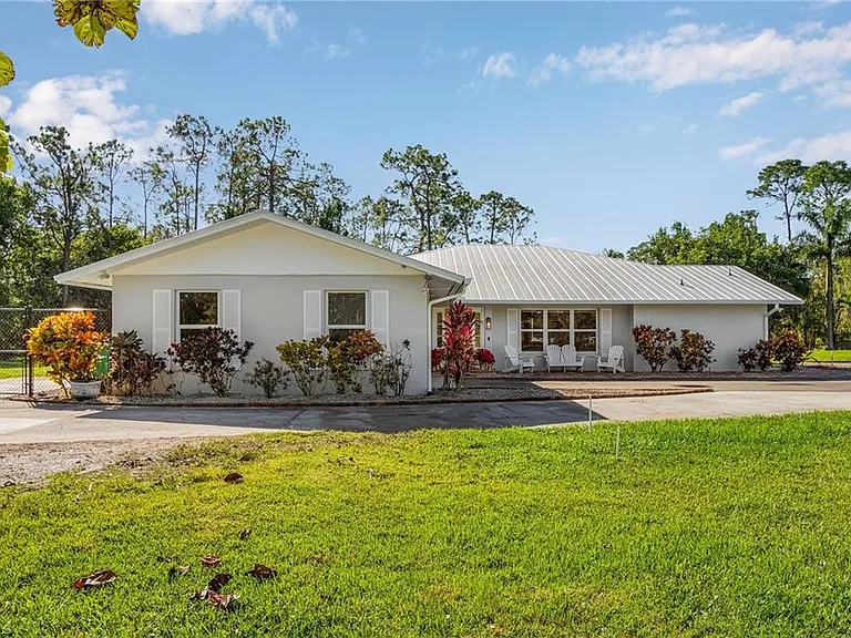 2950 Coach House Ln — Photo 1