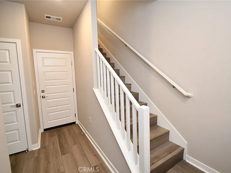 1487 Skyline Ln — Photo 3