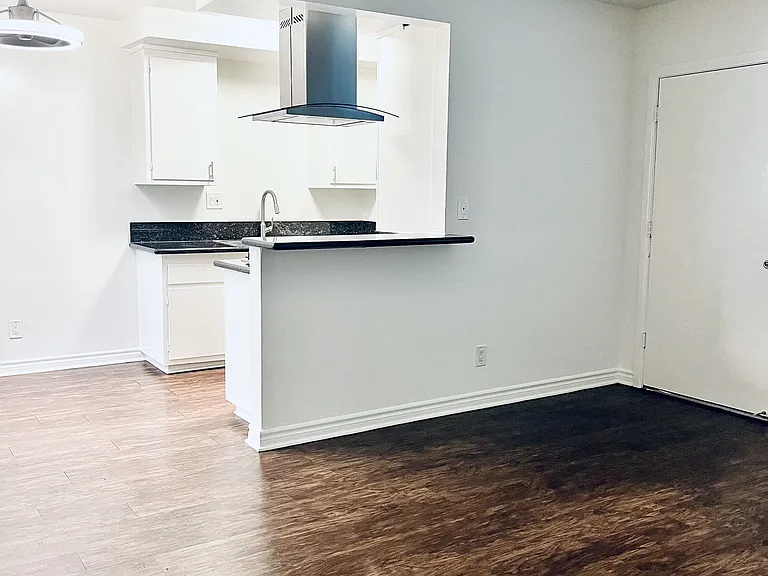 Chateau Apartments — Photo 14