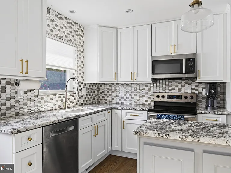 1015 Woods Pl — Photo 9