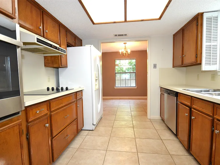 8833 Tallwood Dr — Photo 10