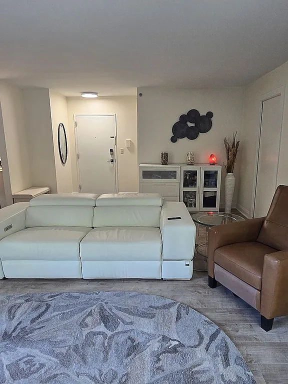 1704 N Park Dr APT 409 photo 1