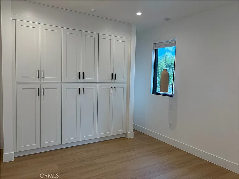 19214 Calvert St — Photo 8