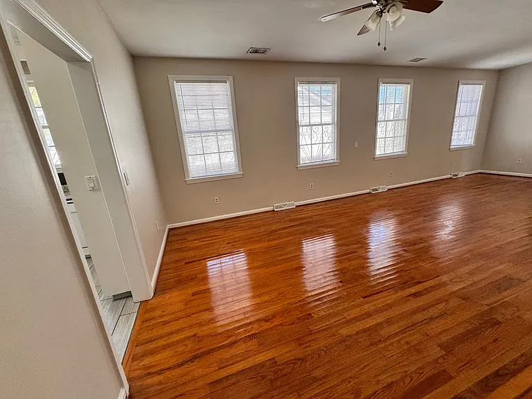 931 Ashley Ave — Photo 4