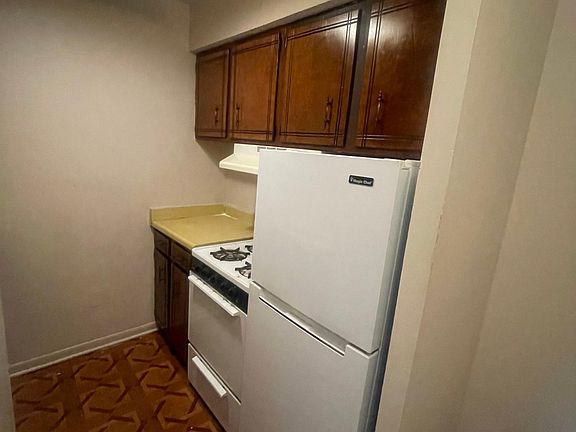 4th image of 501 E Dogwood Ln