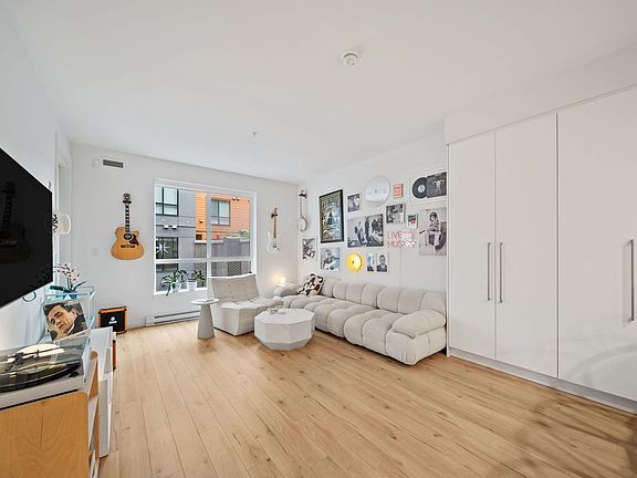 5th image of 3131 Murray St #222