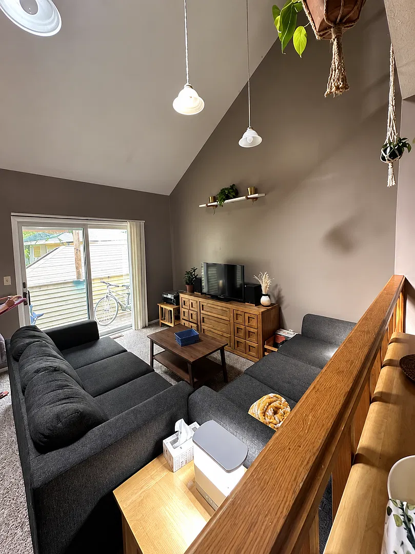 802 W Springfield Ave — Photo 2