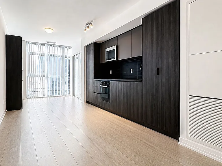 400 King St W #1110 — Photo 1