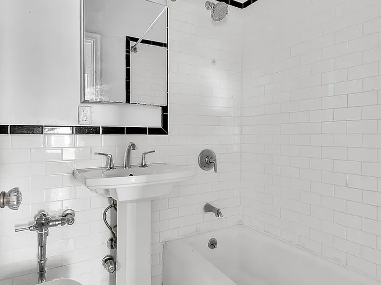 228 E 75th St #1A — Photo 4