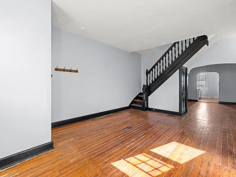 450 W 23rd St — Photo 6