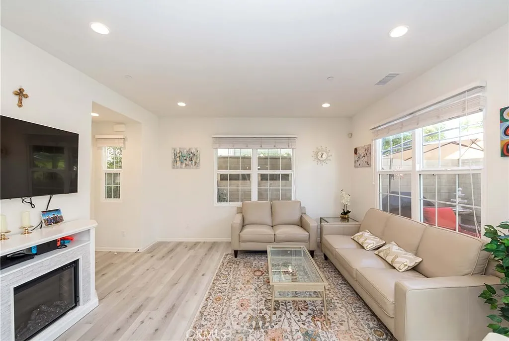 3 bed, 2.5 bath, 1626 sqft, $5,700 — Photo 4