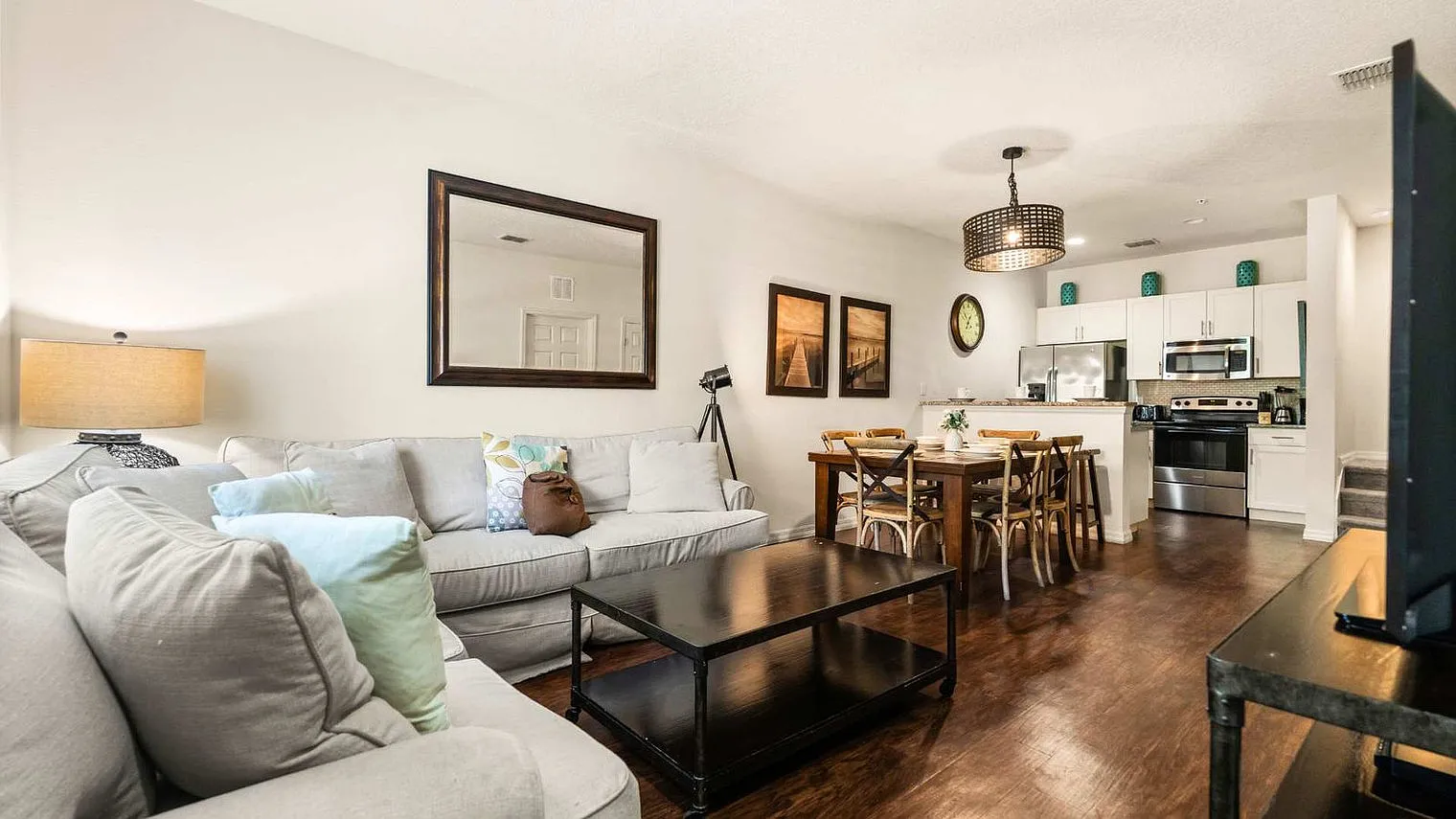 3 bed, 2.0 bath, 2647 sqft, $4,080 — Photo 2