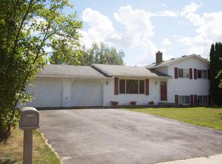 402 Hickory Rd, Thief River Falls, MN 56701