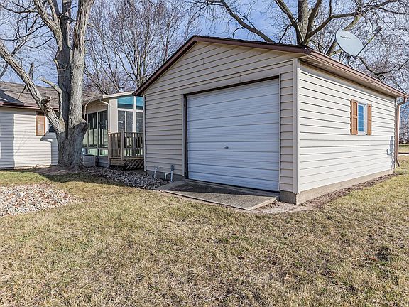 5th image of 2201 Heather Hills Dr