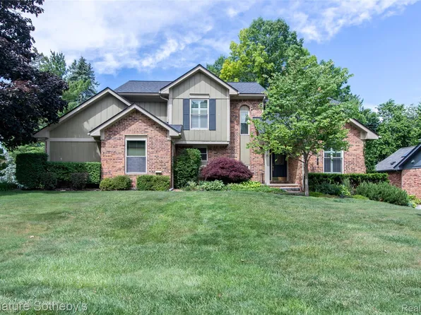 576 Ten Point Dr, Rochester Hills, MI 48309