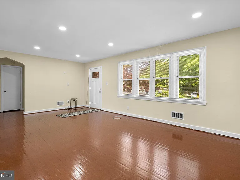 10112 Sutherland Rd — Photo 6
