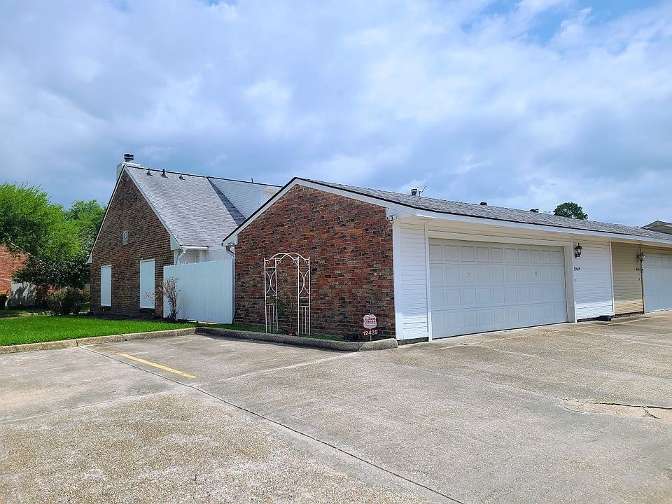 Side view of end unit and detached garage