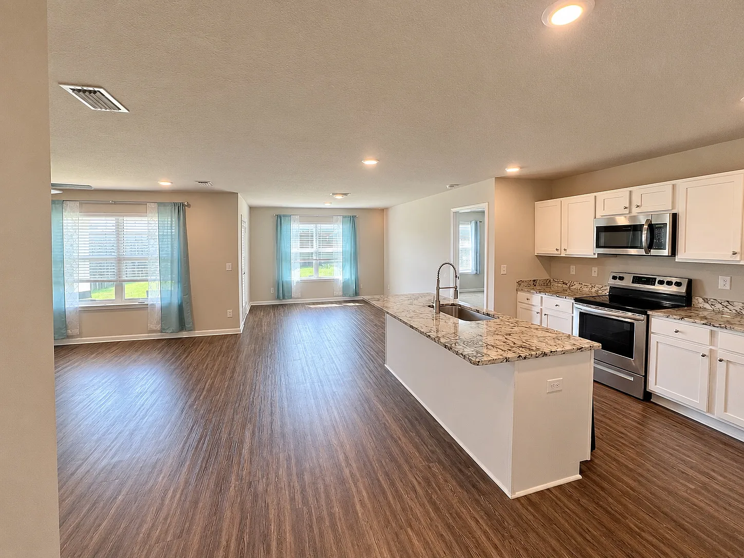 3 bed, 1639 sqft, $2,000 — Photo 2