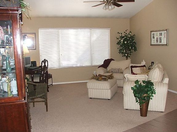 Lg living room w/vaulted ceilings.